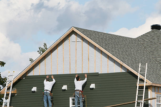 Professional Siding technician working in Rockton, IL